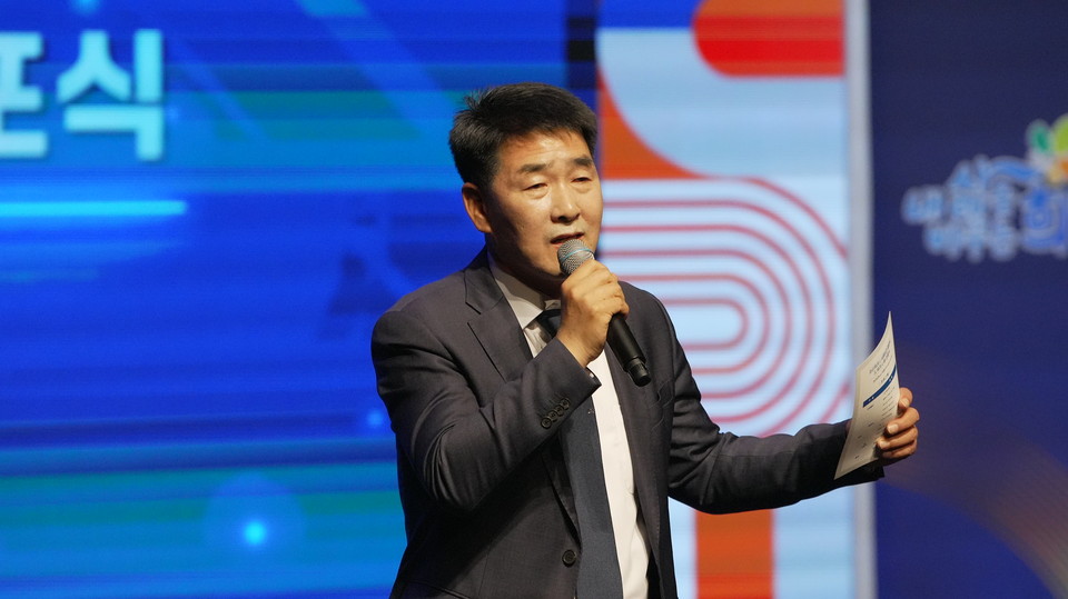 이날 화성시의회 배정수 의장이 화성특례시 BI 선포식서 축사를 하고 있다.