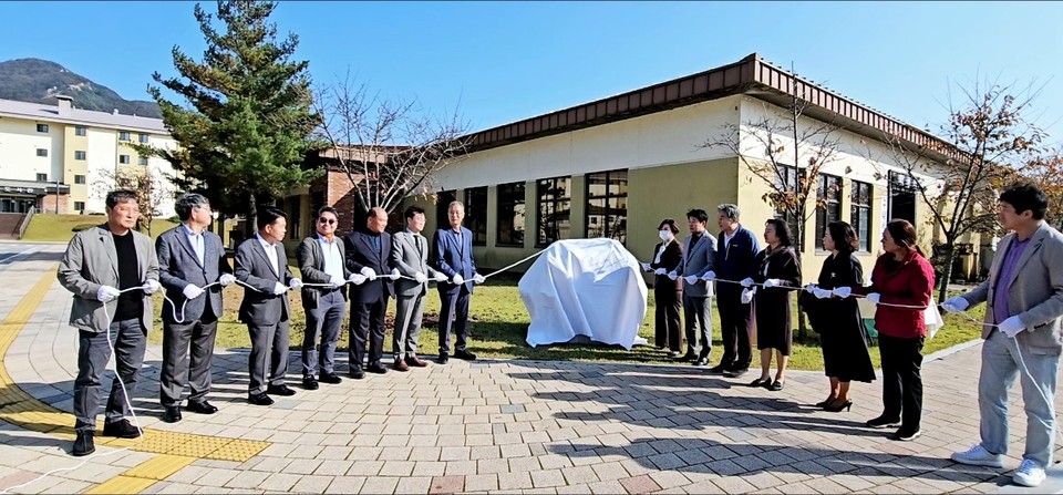 동두천 보통공립학교 원터(현, 동양대학교 동두천 캠퍼스)에서 소요동주민자치위원회와 동양대학교 관계자, 동두천초등학교 졸업생 동문 등 15명이 모인 가운데 지난 24일 기념비 제막식을 가졌다. (사진=오기춘 기자)