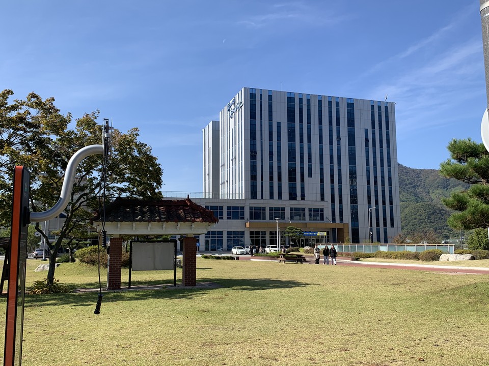 동두천 보통공립학교 원터(현, 동양대학교 동두천 캠퍼스)에서 소요동주민자치위원회와 동양대학교 관계자, 동두천초등학교 졸업생 동문 등 15명이 모인 가운데 지난 24일 기념비 제막식을 가졌다. 사진은 동두천 공립보통학교 원터에 새로 건립된 동양대학교 동두천 캠퍼스 모습.  (사진=오기춘 기자)