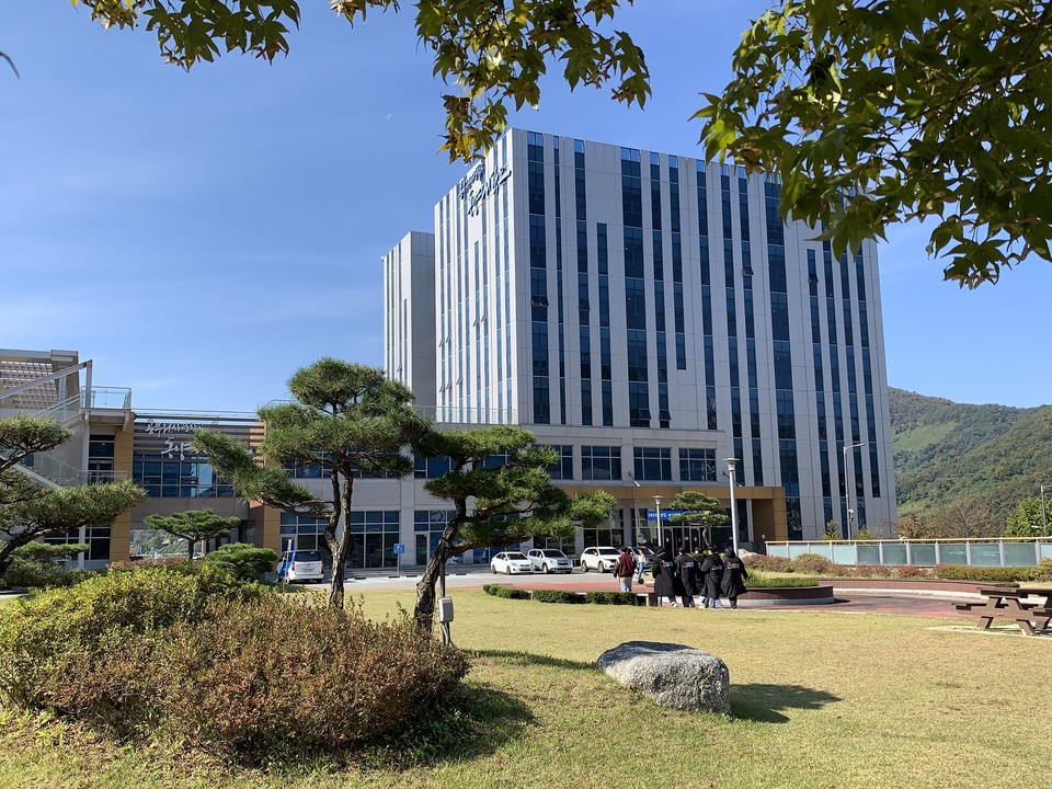 동두천 보통공립학교 원터(현, 동양대학교 동두천 캠퍼스)에서 소요동주민자치위원회와 동양대학교 관계자, 동두천초등학교 졸업생 동문 등 15명이 모인 가운데 지난 24일 기념비 제막식을 가졌다. 사진은 동두천 공립보통학교 원터에 새로 건립된 동양대학교 동두천 캠퍼스 모습.  (사진=오기춘 기자)