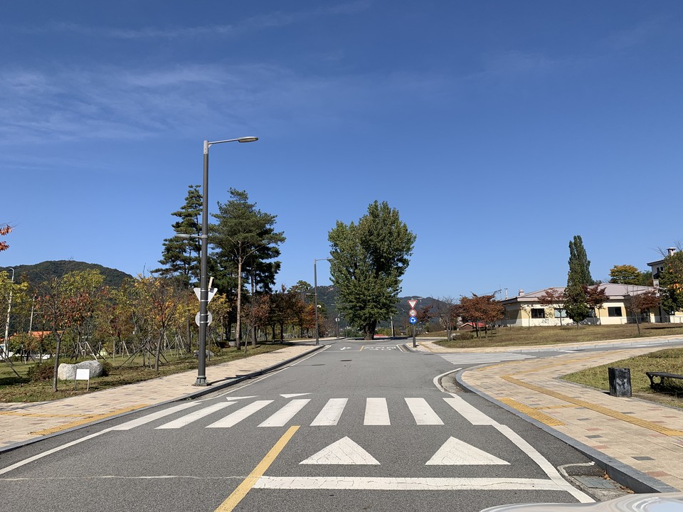 동두천 보통공립학교 원터(현, 동양대학교 동두천 캠퍼스)에서 소요동주민자치위원회와 동양대학교 관계자, 동두천초등학교 졸업생 동문 등 15명이 모인 가운데 지난 24일 기념비 제막식을 가졌다. 사진은 동두천 공립보통학교 원터에 새로 건립된 동양대학교 동두천 캠퍼스 모습.  (사진=오기춘 기자)