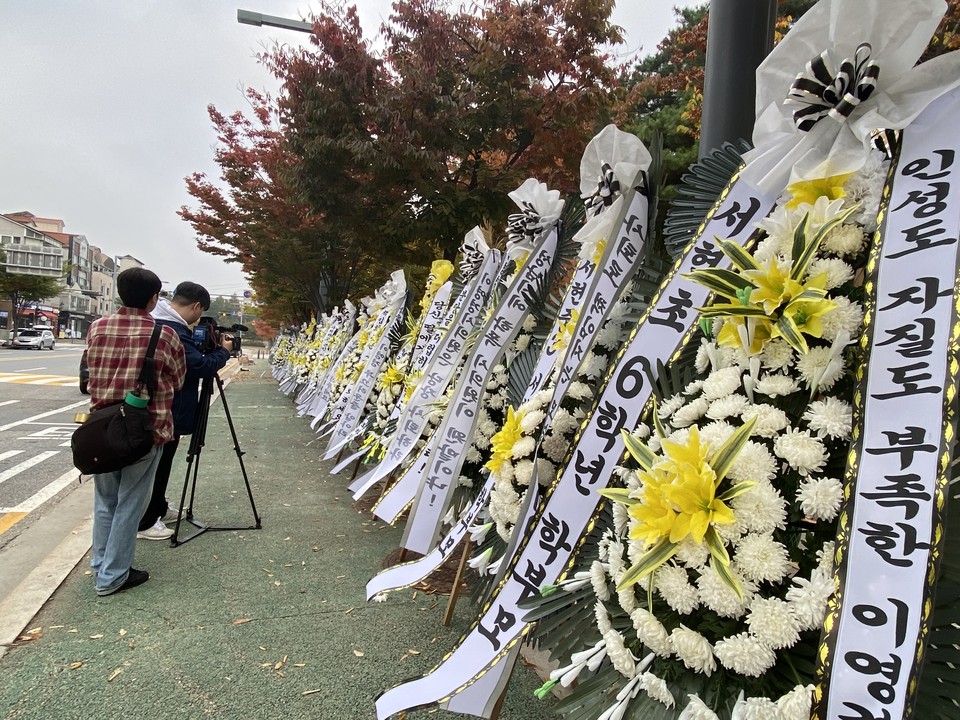 28일 오전 8시30분께 최근 성남시 분당의 한 초등학교에서 벌어진 학교폭력의 부모인 성남시의회 A의원의 사퇴를 촉구하는 근조화환 수십여 개가 학교 앞에 놓여 있다. (사진=장은기 기자)