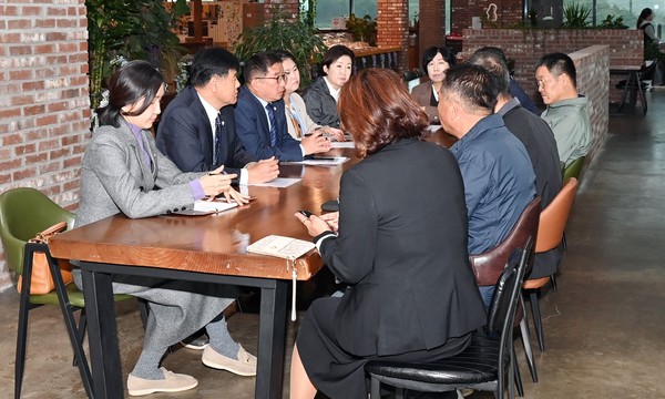 파주시의회는 북한의 대남 확성기 (방송) 소음으로 심한 불면증과 스트레스 등의 피해를 겪고 있는 접경지역 주민들을 만나 간담회를 갖고 추가적인 피해가 더 이상 발생치 않도록 최선을 다하기로 했다. (사진제공=파주시의회)