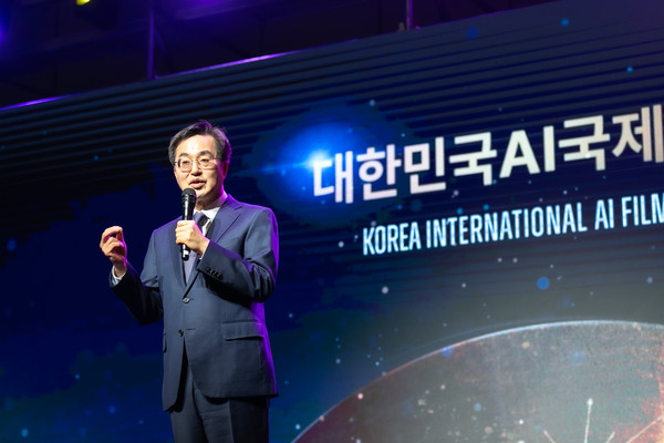 25일 오전 킨텍스 제2전시장 6홀에서 김동연 경기도지사와 영화감독, 영화평론가 및 PD, AI전문가, 선정작 출품자등 300여명이 참석한 가운데 대한민국 AI 국제영화제가 열렸다. 이날 김동연 경기도지사가 개회사를 하고 있다. [사진=경기도]