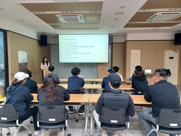 광주시농업기술센터가 29일 경기도농업기술원과 함께 곤지암 청년 농업인 15명을 대상으로 기후변화에 대응할 수 있는 양액재배 디지털 교육을 실시했다. (사진제공=광주시)