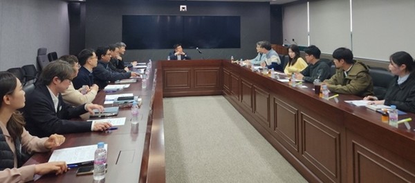 파주시는 인허가행정 제도로 혁신의 성과를 거두며 경기도 적극행정 우수사례 경진대회에서 우수상을 수상한 '민원행정서비스 2.5.7제도'를 타 지자체들에 공유하고 있어 관심을 모으고 있다. (사진제공=파주시)