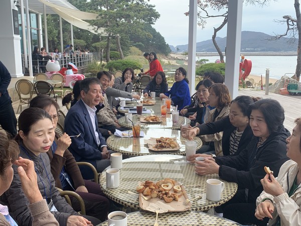 최계운 인천환경공단 이사장이 29일 영종 지역의 한 식당에서 공단 미화 담당 직원 14명과 함께 점심 식사를 하며, 소통과 화합의 시간을 가졌다. (사진제공=인천환경공단)