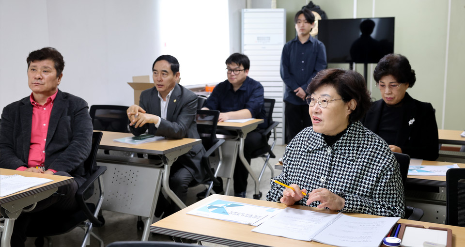 계양구의회 의원연구단체인 조례 정비 연구 모임은 지난 28일 계양구의회 5층 세미나실에서 계양구 조례 정비 연구 용역 중간보고회를 개최했다. (사진제공=계양구의회)
