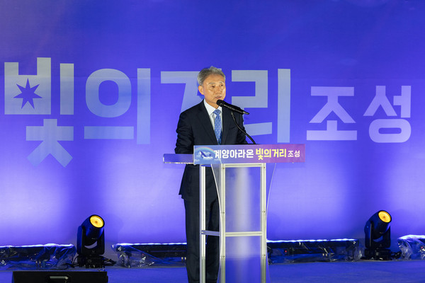 인천 계양구가 29일 계양아라온 계양대교 남단 귤현프라자 일원에서 ‘계양아라온 빛의 거리 2단계’ 조성 기념 점등식을 가졌다. (사진제공=계양구)
