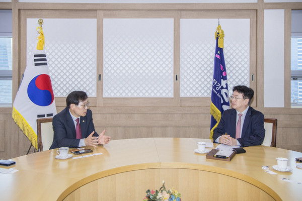 인천 중구의회는 29일 인천경제자유구역청을 방문해 윤원석 청장과의 간담회를 가졌다. (사진제공=중구의회)