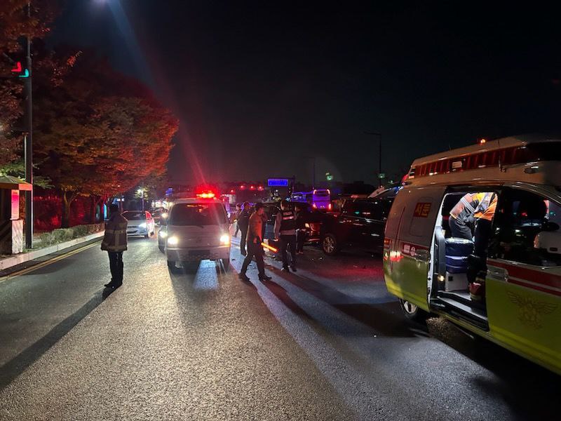 30일 오전 5시10분께 수원시 권선구 서둔동 농업진흥청 앞 안산방향 도로에서 1톤 화물차가 보행자를 치는 사고를 내 70대 여성이 심정지 상태로 병원으로 이송됐다. (사진제공=경기도소방재난본부)
