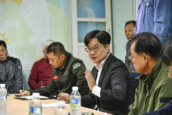 김병수 시장이 지난 22일 하성면 시암2리 마을회관에서 북측 대남확성기 소음에 따른 피해 상황점검을 위해 열린 간담회에 참석해 주민들과 대화를 나누고 있다. (사진제공=김포시)