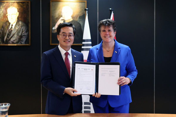 김동연 경기도지사가 현지시간 30일 오후 네덜란드 노르트브라반트주 주청사에서 이나 아데마 주지사(Ina Adema, King’s Commissioner)와 MOU 체결하고 기념촬영을 하고 있다. (사진제공=경기도)