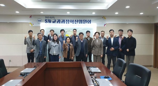 대진대학교 디지털인재양성사업단은 지난 28일 대학본관 2층 국제세미나실에서 손반용 단장과 외부위원 15명이 참석한 가운데 지난해에 이어 “2024년 SW교과과정혁신위원회”를 개최했다. (사진제공=대진대학교)