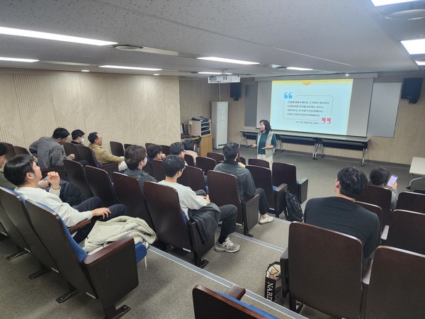 한국남동발전 영흥발전본부는 21일 인권 감수성 정립과 더불어, 편견과 차별 없이 서로 존중하고 배려하는 조직문화를 구축하기 위해 국가인권위원회 인권도서관 현장 견학을 진행했다. (사진제공=영흥발전본부)