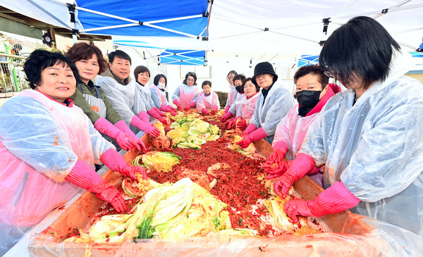 인천 부평구 삼산1동 지역사회보장협의체는 22일 동 행정복지센터에서 ‘동절기 사랑의 김장 나눔’ 행사를 진행했다. (사진제공=부평구)
