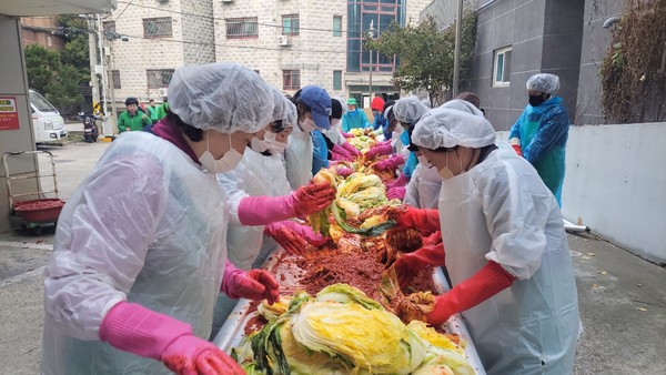 인천연수구새마을회는 지난 19일 ‘2024년 사랑의 김장 나누기’를 통해 독거노인과 소년소녀가장 등 소외된 이웃에 김장 김치를 나누는 행사를 열었다. (사진제공=연수구)