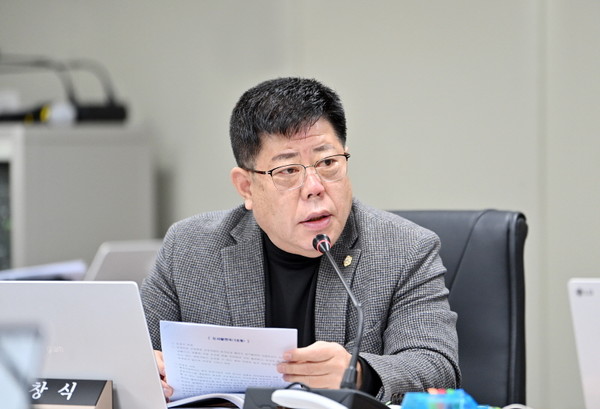 파주시의회 도시산업위원회는 국민의힘 오창식 의원이 발의한 ‘파주시 청소년부모 가정 지원 조례안’을 원안 가결했다. (사진제공=파주시의회)