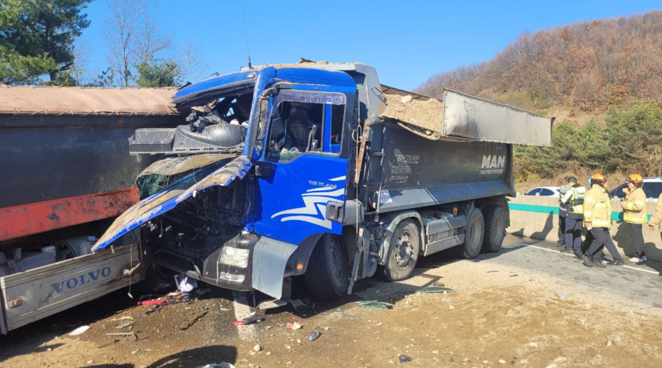 22일 낮 12시31분께 광주시 초월읍 구간 제1중부고속도로 청주방향 신월천교 부근에서 덤프트럭 2대와 1톤 트럭이 부딪히는 3중 추돌 사고가 나 2명이 부상을 입었다. (사진제공=경기도소방재난부)