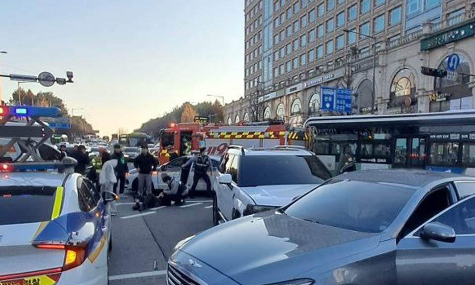 22일 오후 4시1분께 성남시 분당구 구미동 미금역사거리에서 60대가 몰던 차량이 횡단보도로 돌진하는 사고가 나 40대 행인 등 2명이 중상을 7명이 경상을 입고 인근 병원으로 분산 이송돼 치료 중이다. (사진제공=경기도소방재난본부)