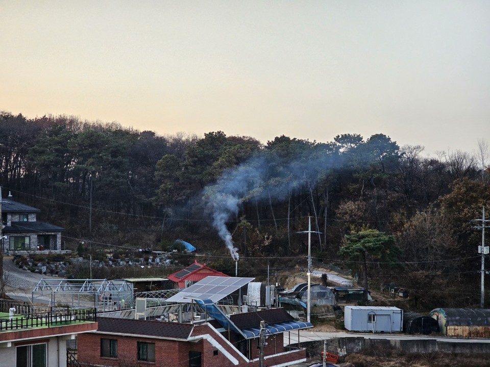 24일 오후 5시17분께 여주시 세종대왕면 번도리의 한 가정집 굴뚝에서 정겹게까지 느껴지는 오랜만에 보는 연기가 피어오르고 있다. (사진=김광섭 기자)