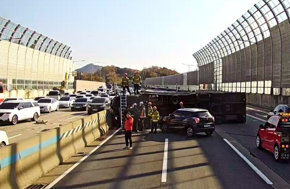 24일 오후 1시9분께 시흥시 조남동 구간 수도권 제1순환고속도로 조남분기점 부근에서 티볼리 승용차와 11톤 화물 트럭이 부딪히는 사고가 나 화물차가 옆으로 넘어지면서 60대 화물차 운전자 A씨와 티볼리 운전자 50대 여성이 어깨 통증을 호소하는 등 인근 병원으로 이송됐다. (사진제공=경기도소방재난본부)