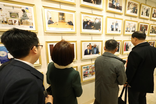 23일 오후 경기도 청평 신천지 평화연수원에서 ‘신천지 말씀 대성회 계시 성취 실상 증거’가 열린 가운데 목회자들이 연수원 지하에 마련된 이만희 총회장의 평화 행보 사진전을 관람하고 있다.
