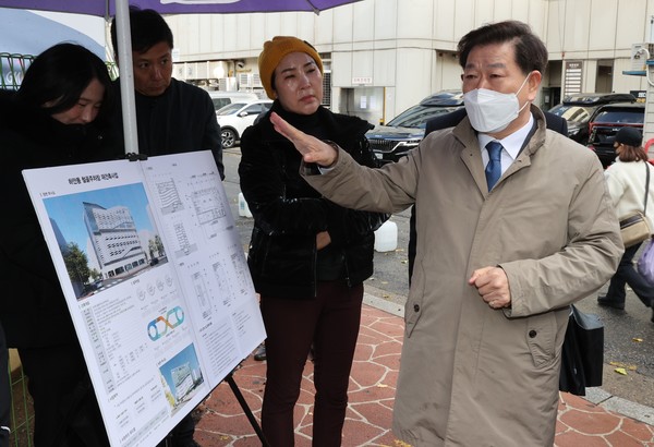 박 시장은 이어 하안상업지구 내 철골주차장을 방문해 현장을 살폈다. (사진제공=광명시)