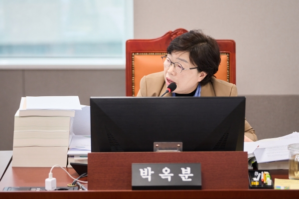 박옥분 경기도의원이 26일 건설교통위원회 회의실에서 열린 2025년 예산안 심사에서 교통국 주요 현안 사업의 예산 집행 방향을 지적하며 실효성 있는 대책 마련을 요구했다. (사진제공=경기도의회)