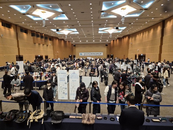 경기도가 26일 고양시 킨텍스 그랜드볼륨에서 고액 체납자 압류 물품 835점을 대상으로 현장 공매를 진행한 결과, 총 808건이 낙찰됐다. (사진제공=경기도)