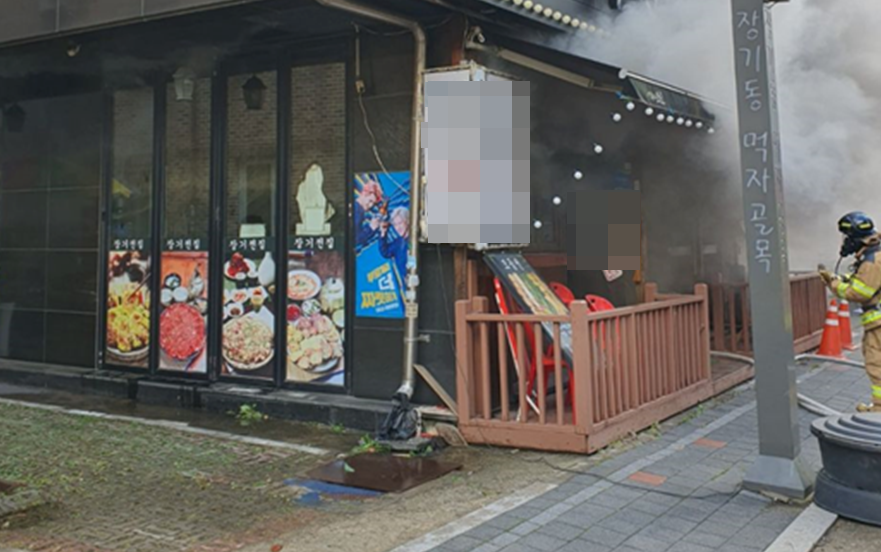 26일 오후 2시16분께 김포시 장기동의 한 3층짜리 건물 1층 음식점에서 불이 나 식당 내부를 태우고 신고를 받고 출동한 소방당국에 의해 약 16분 만인 오후 2시32분께 모두 진화됐다. (사진제공=경기도북부소방재난본부)