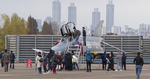 시민들이 F-4E 팬텀전투기를 관람하기 위해 모여있다. (사진=순정우 기자)