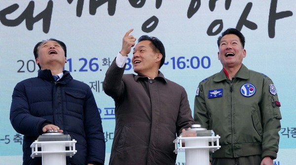 이재준 수원시장(가운데))이 기지주둔 70주년 기념 세레모니를 하고있다. (사진=순정우 기자)