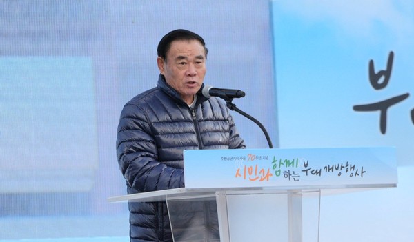 이재식 수원특례시의회 의장이 기지주둔 70주년 기념식에서 인삿말을 하고 있다. (사진=순정우 기자)