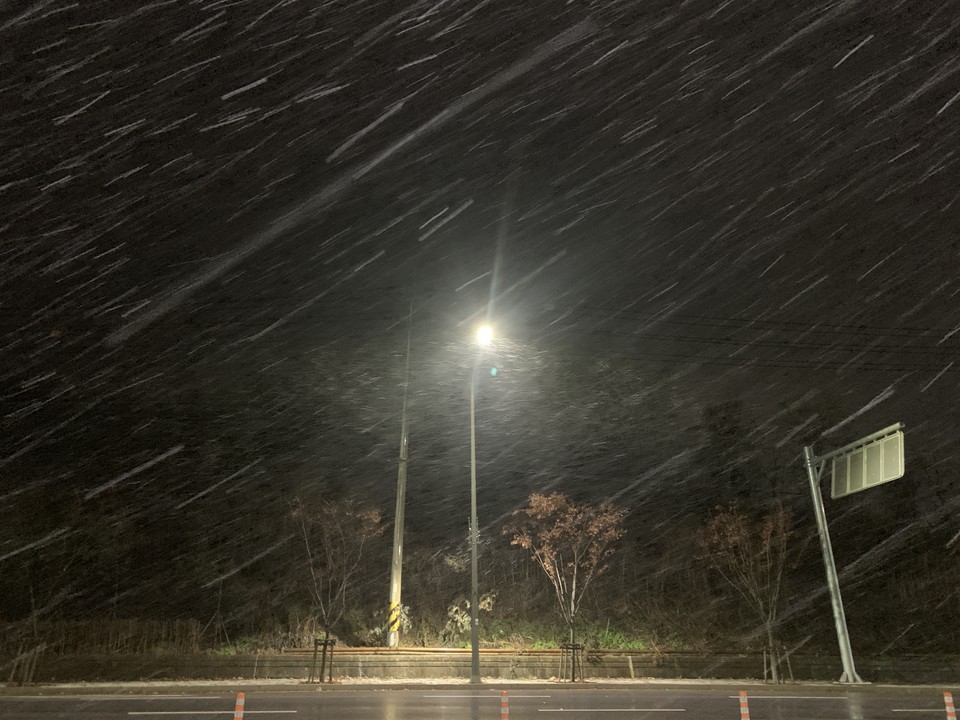 27일 수요일 수도권(경기·인천) 지역은 이른 새벽부터 강한 바람과 함께 비나 첫눈이 내리겠다. 눈으로 내릴 경우 다음날까지의 예상 적설량은 경기동부·경기남부내륙 5~15㎝, 많은 곳은 20㎝이상이겠고, 그 밖의 지역과 서울·인천·경기서해안, 경기북서내륙 3~8㎝, 많은 곳은 10㎝이상이겠다. 비로 내릴 경우 예상 강수량은 5~30㎜ 정도겠다. 당분간 기온이 내려가 추운날씨를 보이겠다. 사진은 전날 오후 11시5분께 동두천시 삼육사로 턱거리 고갯길에 강한 바람을 동반한 첫눈이 내리고 있다. (사진=오기춘 기자)