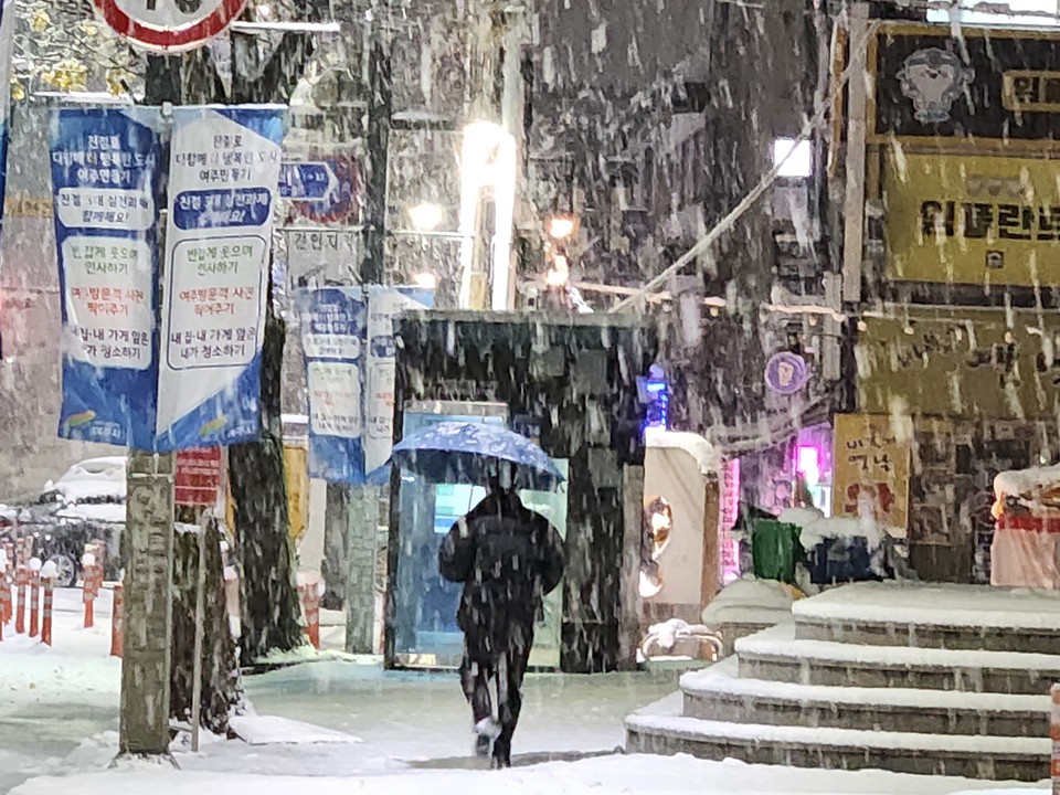 대설경보가 내려진 28일 오전 5시58분께 여주시 세종로에 내리는 눈을 맞으며 한 시민이 출근길 발걸음을 재촉하고 있다. (사진=김광섭 기자)