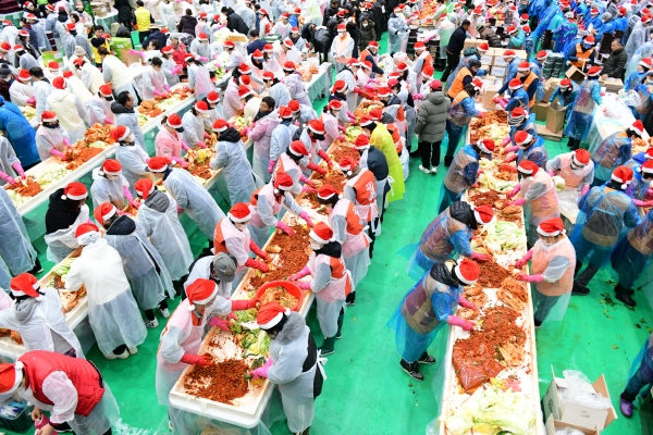 안산시, 김장 나눔 대축제 열어…‘온기 담아 소외계층에 김치 전달’