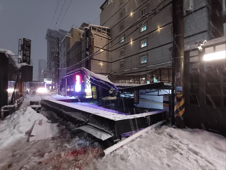 28일 오전 6시20분께 오산시 원동의 한 모텔 앞에 설치된 대형 간판이 무너지는 사고가 나 이곳을 지나던 50대 남성 시민이 머리에 부상을 당했다. (사진제공=경기도소방재난본부)