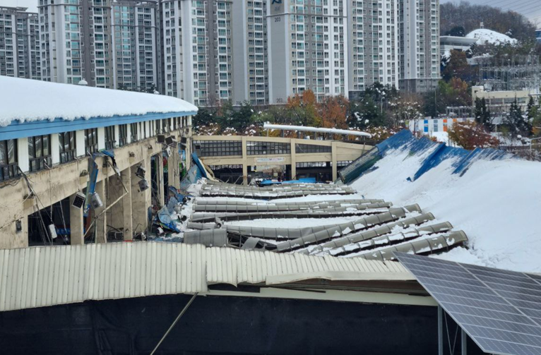 28일 낮 12시6분께 안양시 동안구 평촌동의 안양농수산물도매시장 청과동 지붕이 붕괴돼 도매시장을 찾은 손님인 60대 여성이 이마와 무릎을 다치는 등 신고를 받고 출동한 소방당국에 의해 인근 병원으로 이송됐다. (사진제공=경기도소방재난본부)