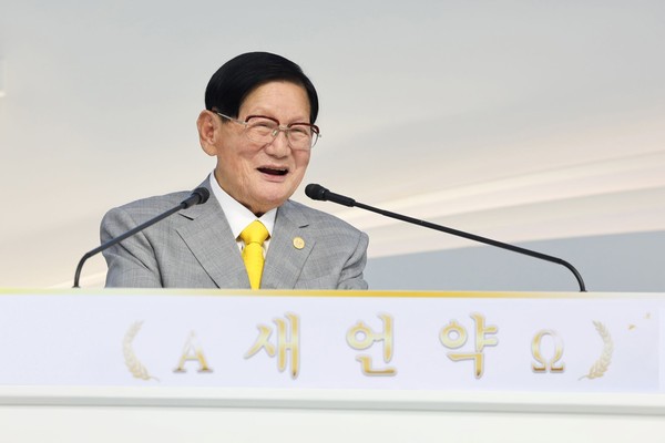 지난 27일 신천지 영등포교회에서 정오 예배가 열린 가운데 이만희 총회장이 성도들에게 말씀을 전하고 있다. (사진 제공=신천지예수교회 바돌로매지파)
