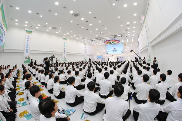 지난 27일 신천지 영등포교회에서 정오 예배가 열린 가운데 성도들이 이만희 총회장의 설교를 듣고 있다.