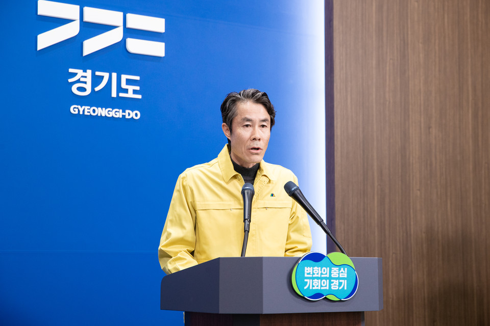 28일 오후 경기도청 브리핑룸에서 이종돈 안전관리실장이 경기도 대설 피해 관련 특별대책에 대해 브리핑 하고 있다. (사진제공=경기도)