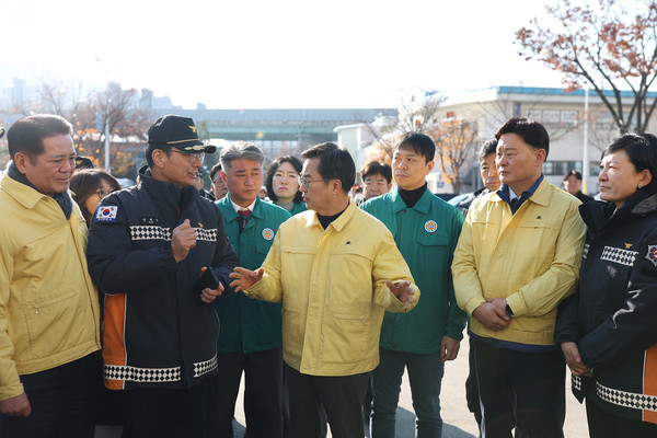 29일 오전 김동연 도지사가 양당 최종현(더민주), 김정호(국힘) 대표와 지역 도의원 등과 함께 안양농수산물도매시장에 방문해 폭설 피해현장 확인 및 점검, 현황청취를 했다. (사진제공=경기도)