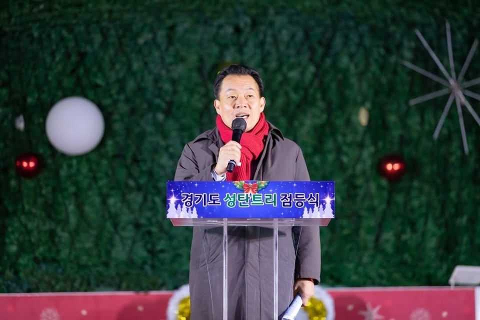 행궁광장에서 열린 성탄트리 점등식에 참석한 이재준 수원시장이 ‘알알이 맺힌 반짝임들이 희망의 온기로 퍼져가길 희망한다’고 말했다. (사진=이재준 수원시장 페이스북)