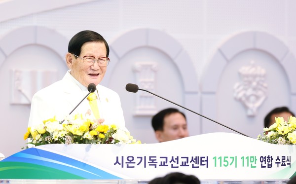지난 30일 정오 신천지 청주교회에서 ‘시온기독교선교센터 115기 11만 연합 수료식’이 진행된 가운데 이만희 총회장이 수료생들에게 설교 말씀을 전하고 있는 모습. (사진제공=)