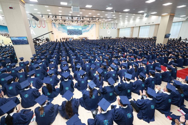지난 30일 정오 신천지 청주교회에서 ‘시온기독교선교센터 115기 11만 연합 수료식’이 진행된 가운데 많은 수료생이 이만희 총회장의 설교를 듣고 있는 모습.