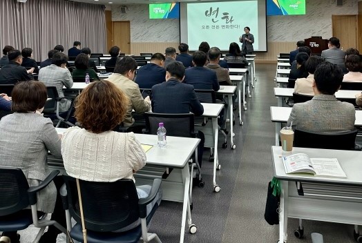 파주시는 지난달 21일과 29일 5급 이상 고위공직자를 대상으로 4대 폭력예방교육(성희롱·성폭력·가정폭력·성매매)을 실시해 서로 존중하고, 배려하는 직장문화를 만들어 가기로 했다. (사진제공=파주시)