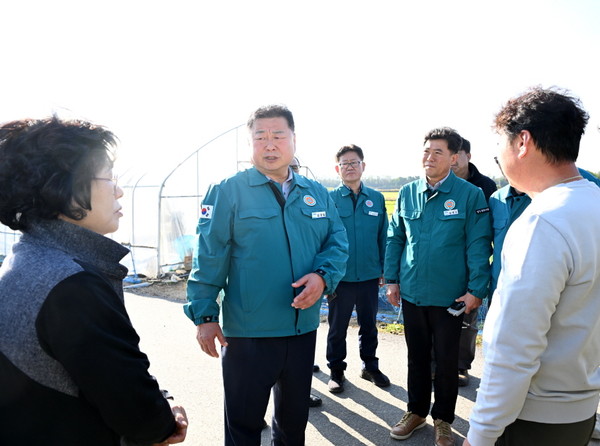 김경일 파주시장은 지난 31일 북한의 대남 확성기 소음방송으로 심각한 피해를 호소하고 있는 대성동 마을을 찾아 주민들의 피해 실상을 확인하고, 정부 차원의 실효성 있는 대책을 촉구했다. (사진제공=파주시청)