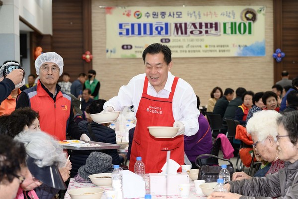 이재준 수원시장이 기념행사 후 짜장면 배식 봉사를 하고 있다. (사진제공=수원시)
