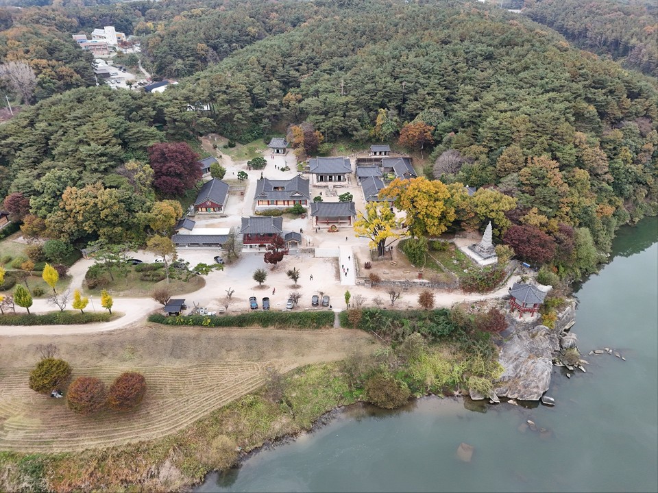 절기상 입동을 6일 앞둔 1일 오후 1시50분께 찾은 천년고찰 여주 신륵사가 서서히 가을색으로 갈아입고 있다. (사진=김광섭 기자)